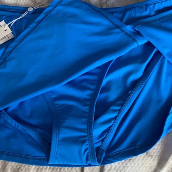 Bleu Rod Beattie Solid Twist D Cup Bikini Swim Top - Picture 11 of 13